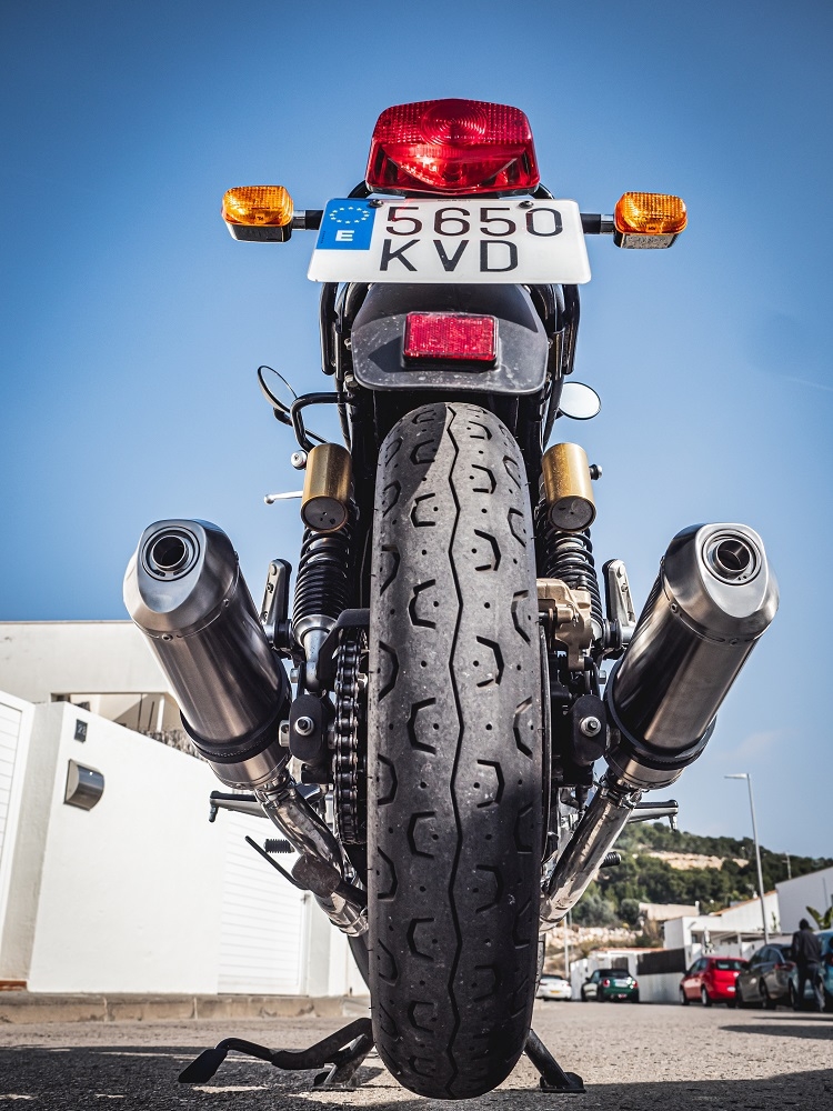 Escape compatível com Royal Enfield Interceptor 650 2019-2020, Satinox, Par de terminais de exaustão aprovados, com db killer removível, catalisadores e tubo de conexão específico 