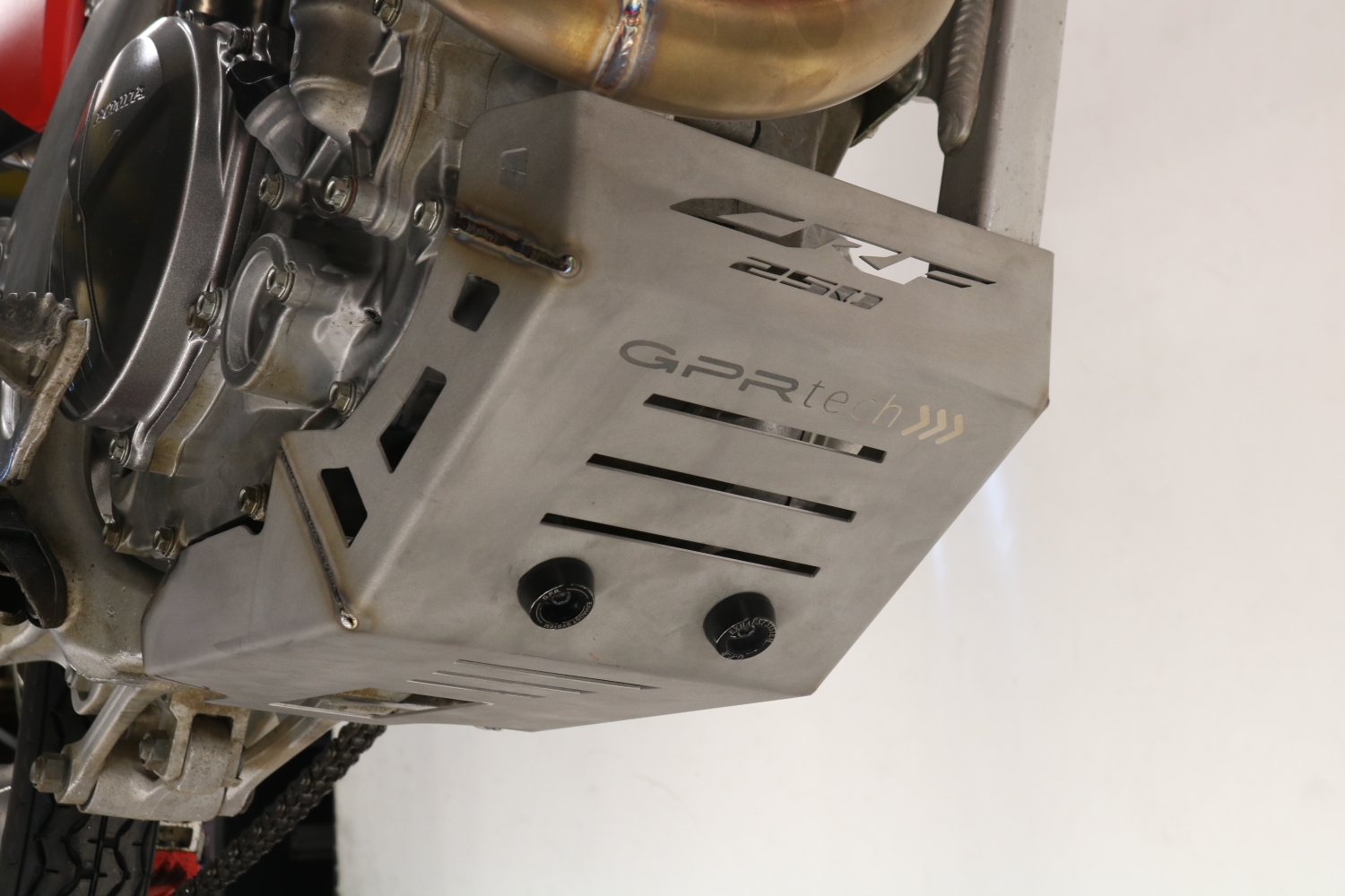 Placa antiderrapante de titânio GPR TECH compatível com Benelli Trk 502 X 2021/2024 e5