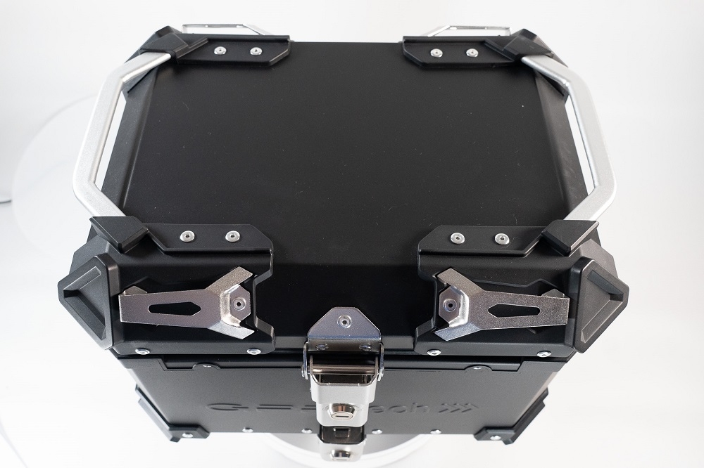 GPR TECH TOP CASE ALPI-TECH 45 LT. PRETO Top case em alumínio, cor preta com placa universal incluída Capacidade Litros 45