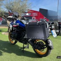 GPR TECH compatível com  Bmw R 1300 GS Adventure 2023/2025 Par de malas laterais em alumínio cor preta com porta-bagagem específico Capacidade 38 LT. + 38 LT.