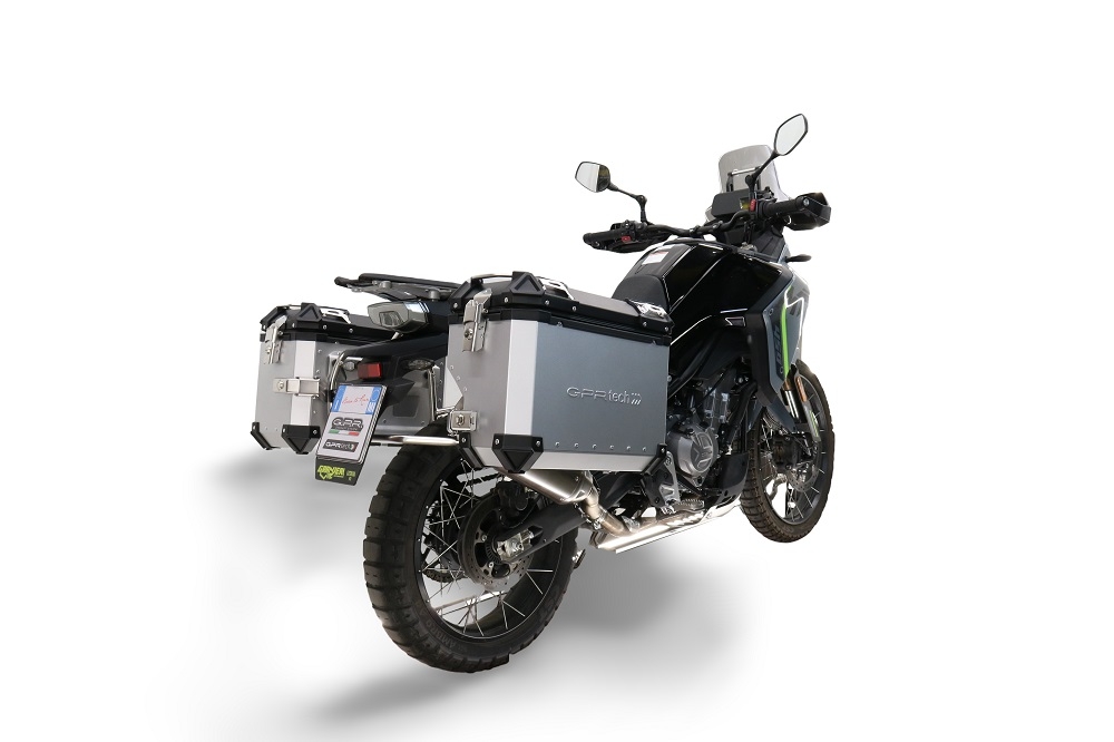 GPR TECH compatível com  Cf Moto 450MT 2023/2025 Euro5 Plus Par de malas laterais em alumínio com o lado direito contornado, cor prata com porta-bagagem específico Capacidade 38 LT. + 32 LT.